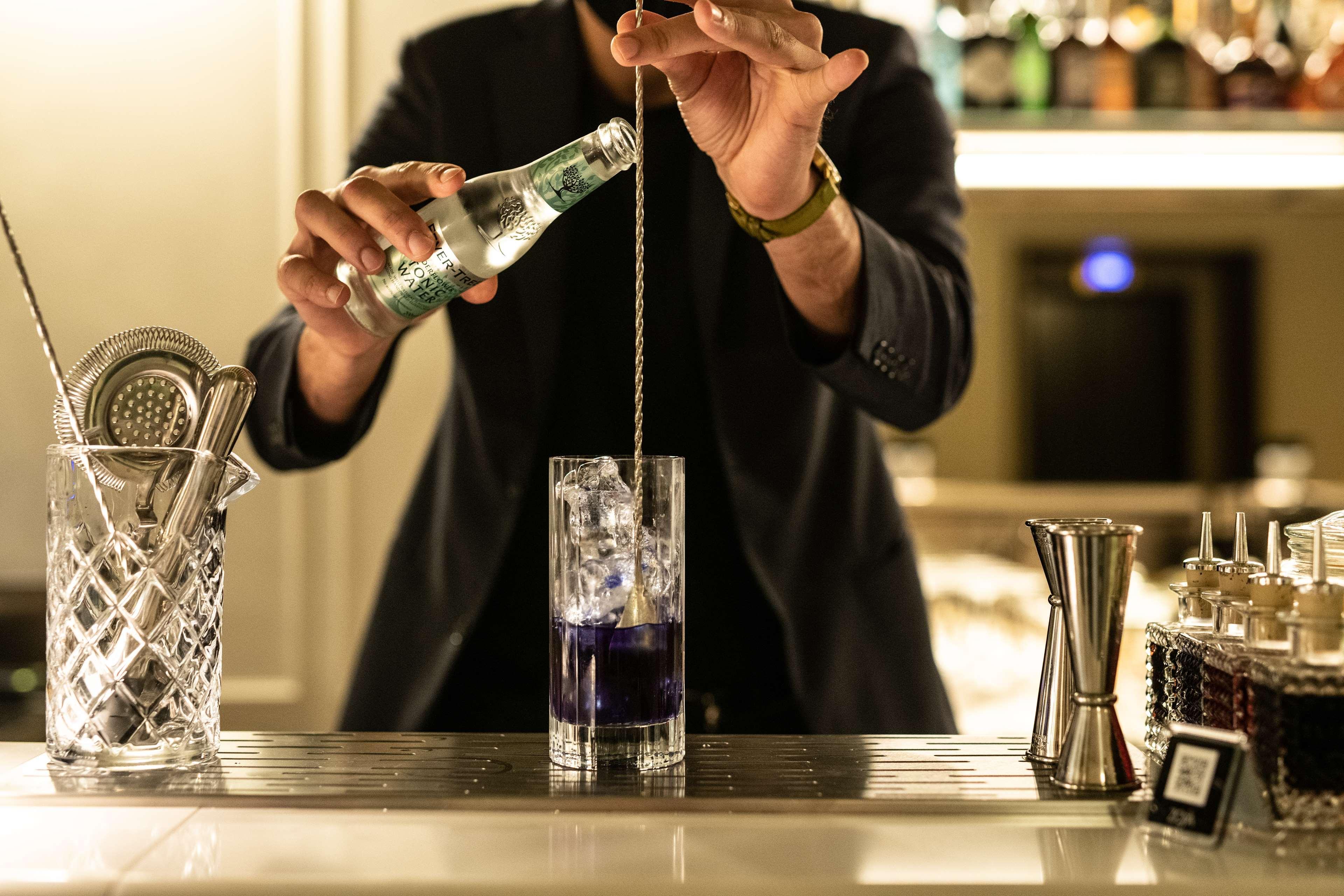 Radisson Collection Hotel, Palazzo Nani Венеция Екстериор снимка A bartender topping a cocktail with tonic water