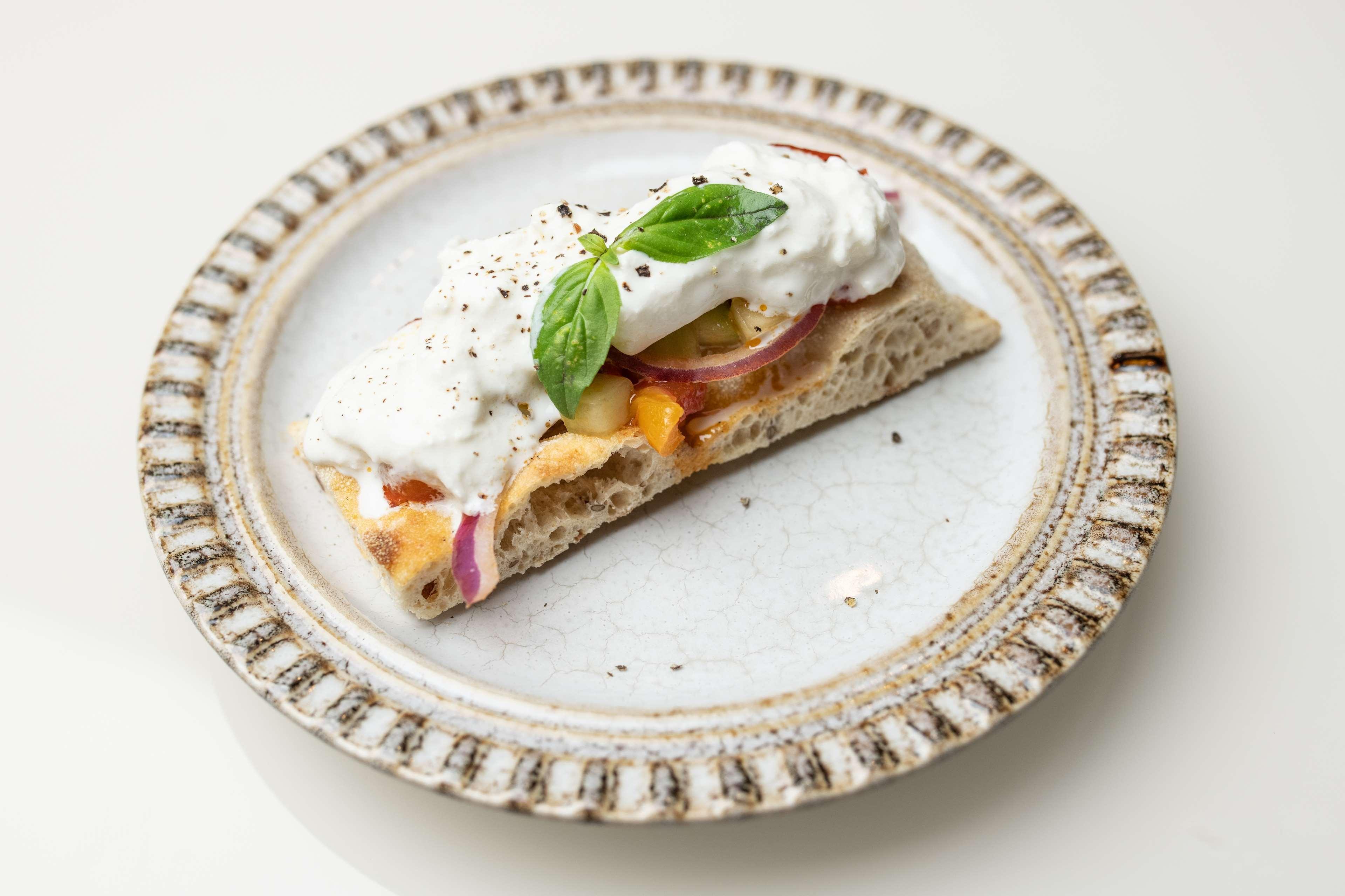 Radisson Collection Hotel, Palazzo Nani Венеция Екстериор снимка A piece of naan bread with a topping of yoghurt, red onion, and mango