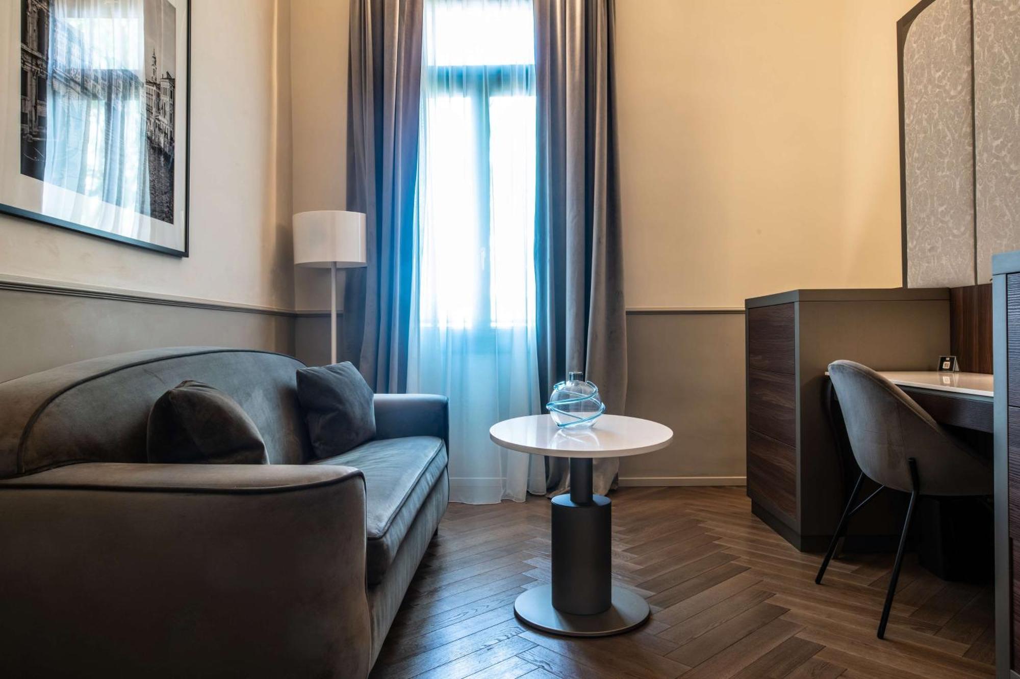 Radisson Collection Hotel, Palazzo Nani Венеция Екстериор снимка A room at the hotel