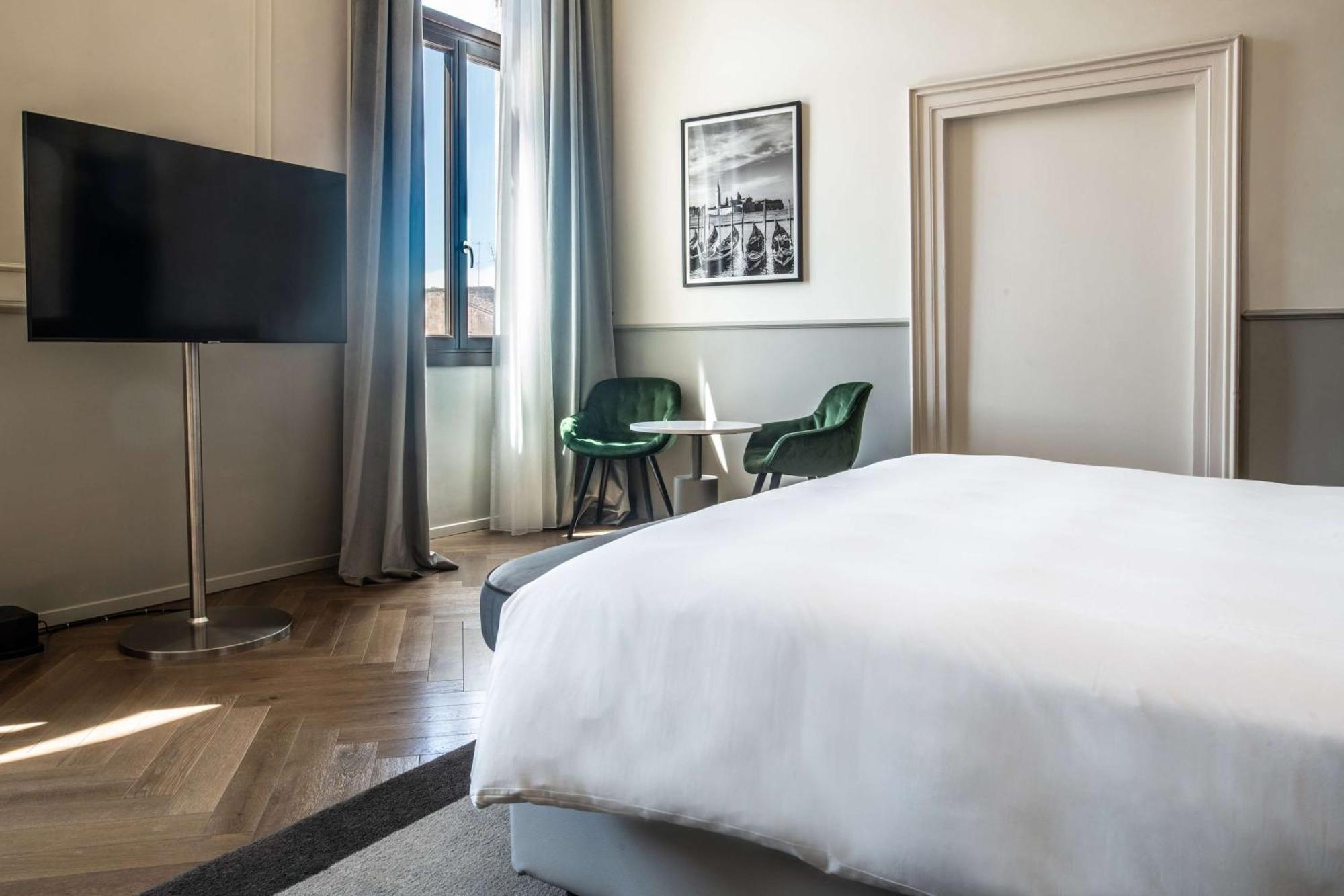 Radisson Collection Hotel, Palazzo Nani Венеция Екстериор снимка A room at the hotel