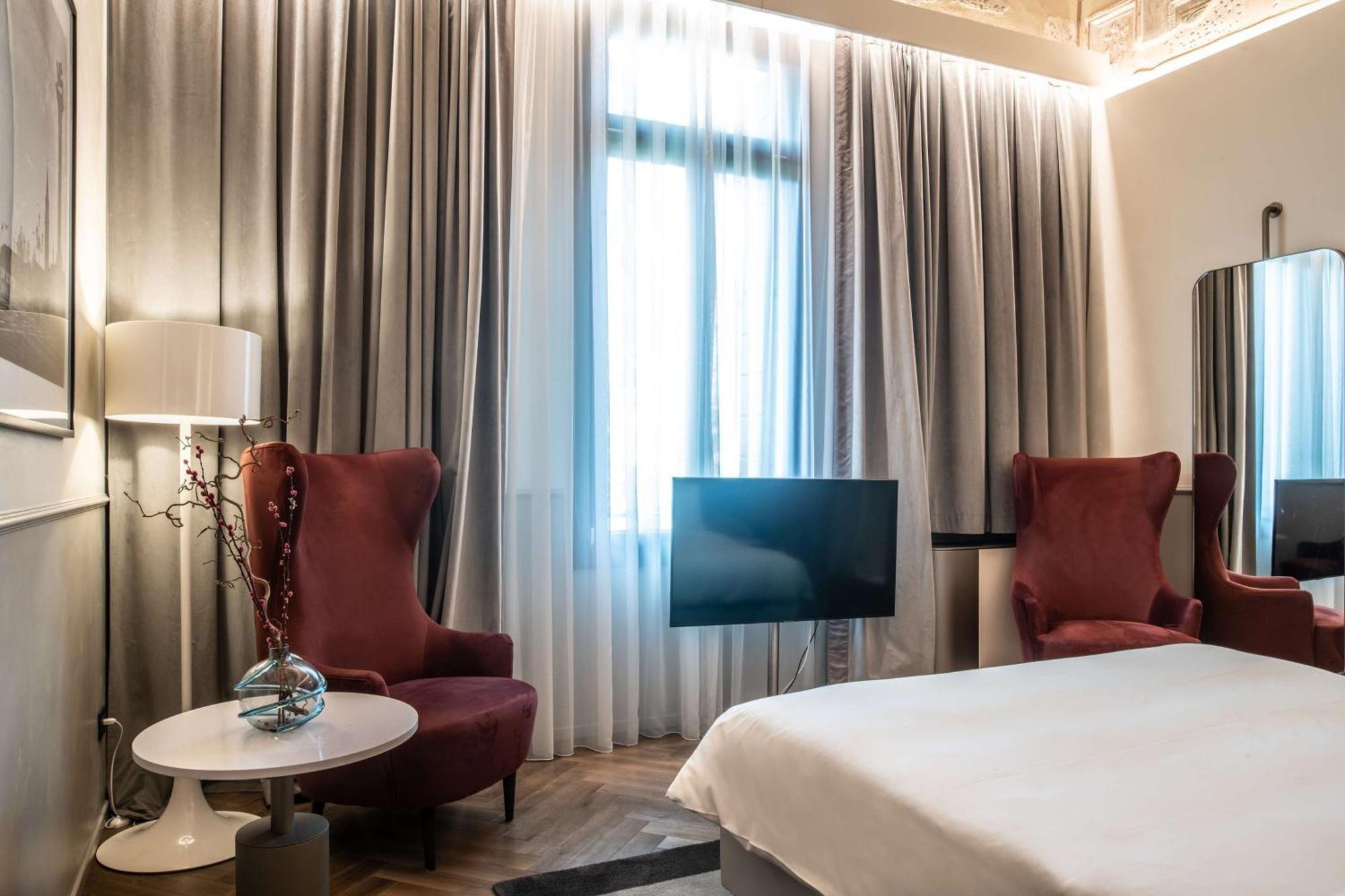 Radisson Collection Hotel, Palazzo Nani Венеция Екстериор снимка A room at the hotel