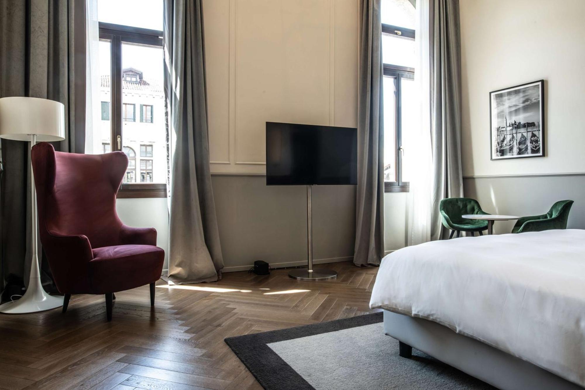 Radisson Collection Hotel, Palazzo Nani Венеция Екстериор снимка A room at the hotel