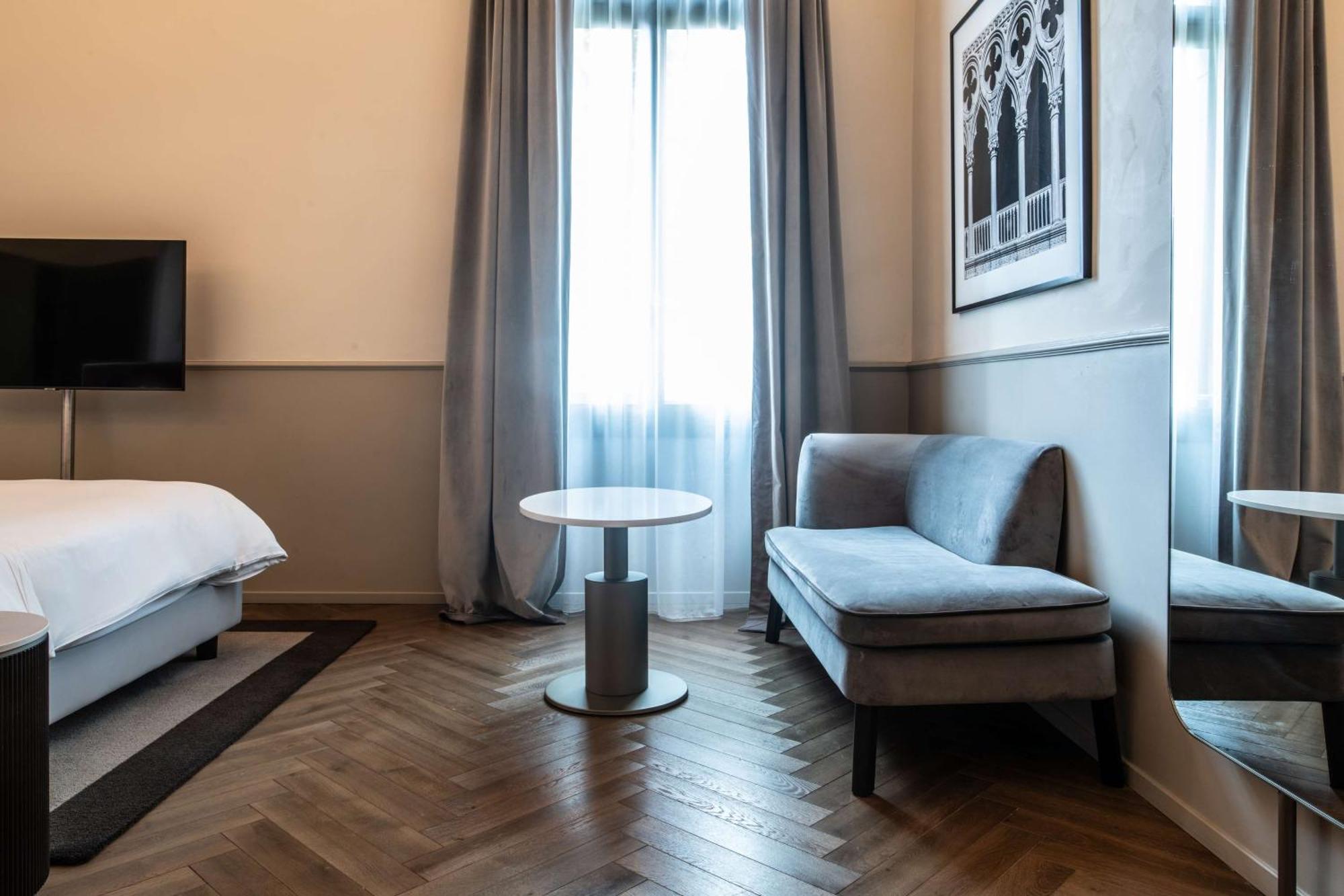 Radisson Collection Hotel, Palazzo Nani Венеция Екстериор снимка A room at the hotel