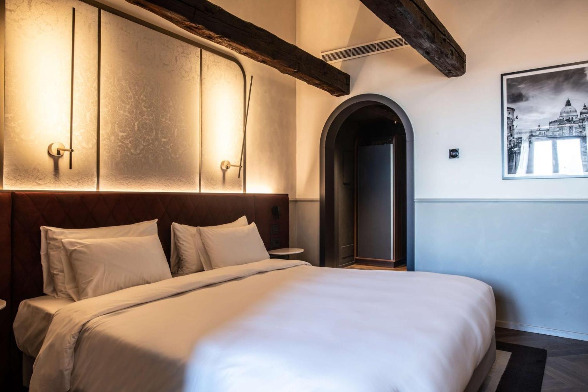 Radisson Collection Hotel, Palazzo Nani Венеция Екстериор снимка A room at the hotel