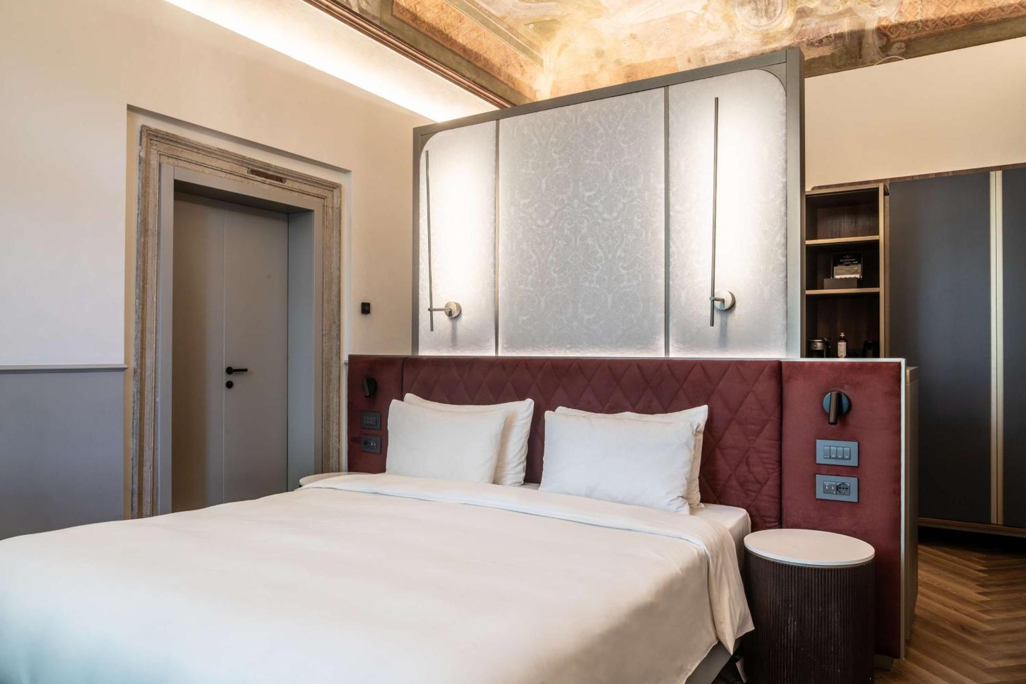 Radisson Collection Hotel, Palazzo Nani Венеция Екстериор снимка A room at the hotel