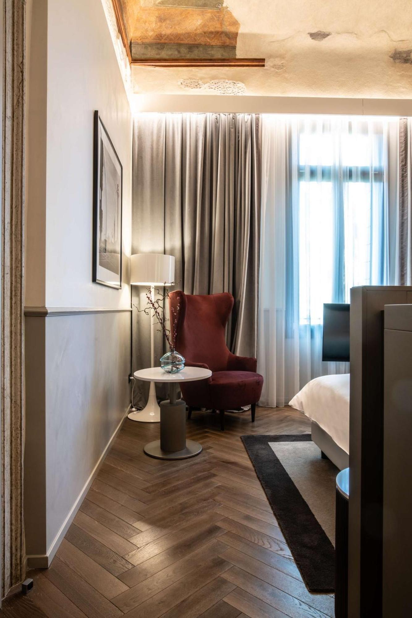 Radisson Collection Hotel, Palazzo Nani Венеция Екстериор снимка A room at the hotel